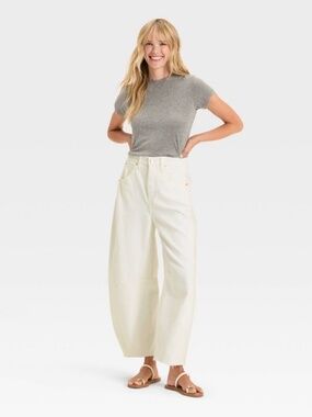Universal Thread Curved Leg High-Waist Jeans. Sz 14.